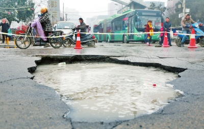 　路面陷了個(gè)大坑，下面是自來(lái)水公司的主管道。