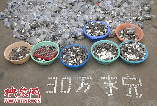 據(jù)負(fù)責(zé)清點“巨資”的張大爺介紹，這筆“巨資”積攢了兩個月左右，有30萬左右，重達3000多斤。