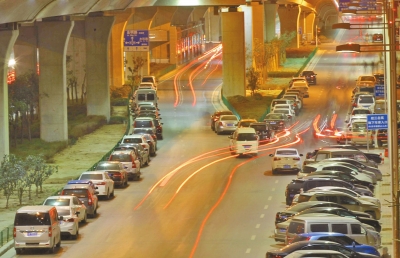 北三環(huán)橋下夜里成了停車(chē)場(chǎng)