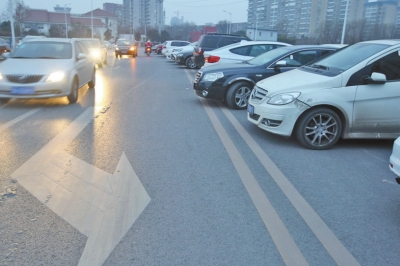 東風(fēng)渠橋上成了停車(chē)場(chǎng)