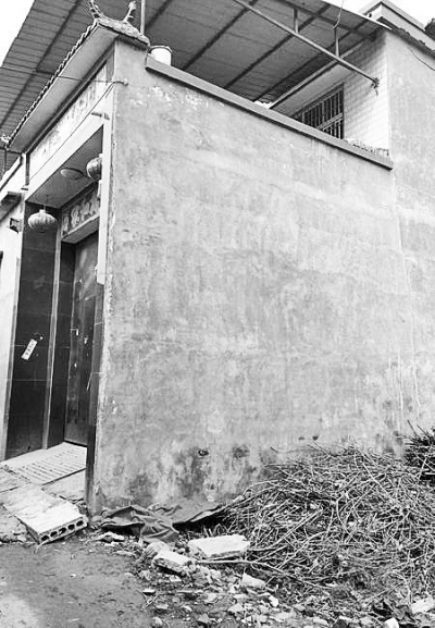 李曉陽跳下來的位置位于家里的二樓平臺上，距離地面五六米高。