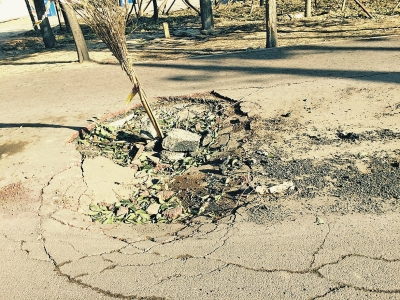 在路面正中間塌陷11平方米，最深處約半米深。