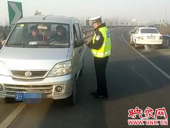 2月3日，一名男子因錯過了路口不顧自身安全竟然在高速上逆行，被焦作高速交警逮個正著。