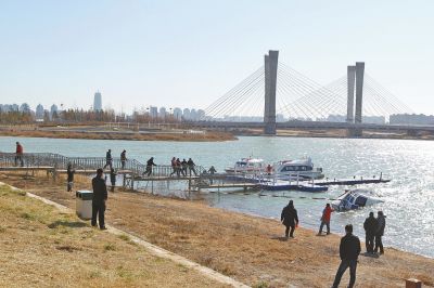 鄭州龍湖1號巡邏艇被凍爛沉船龍湖 兩時(shí)撈出沉船