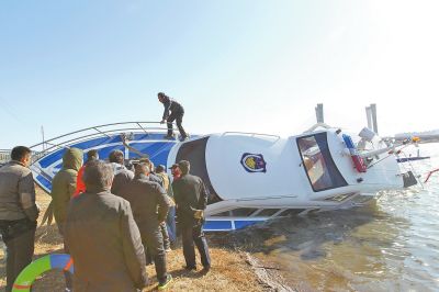 鄭州龍湖1號巡邏艇被凍爛沉船龍湖 兩時(shí)撈出沉船