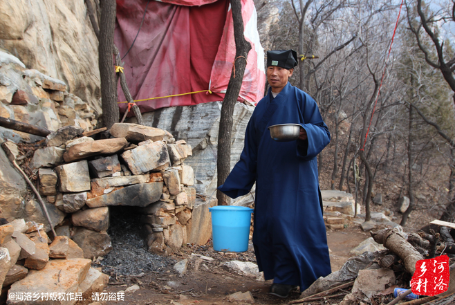 崔道長原籍東北，兩年前還只是一個普通的農(nóng)民工，領著交往了半年的女朋友，住進了工棚。工棚里人員復雜，一次偶然的機會，他發(fā)現(xiàn)女朋友似乎和工頭有染，求證的過程中，挨了揍。