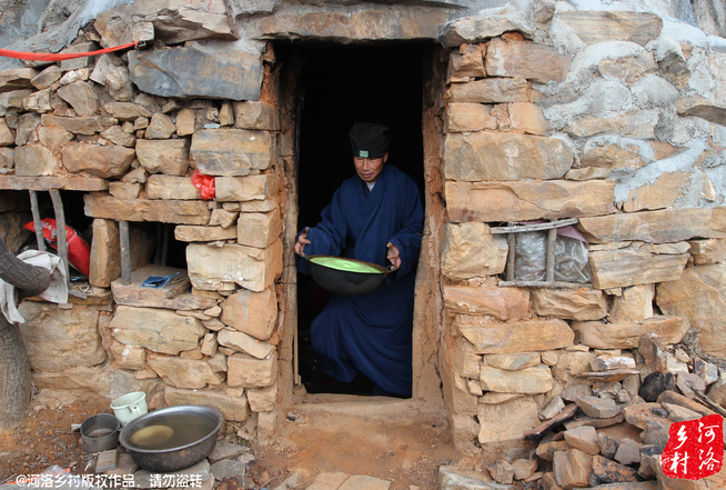 老崔走投無路中，跟著一個在嵩山后山修行的道士上了山，找了個半山腰前人堆砌出來的石屋安身。