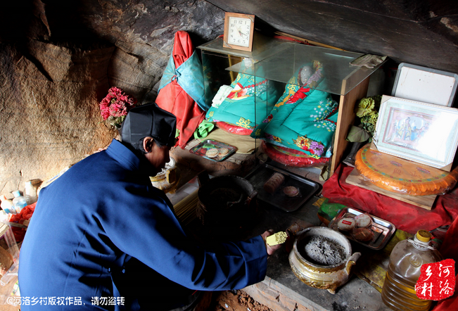 山上很少見到陌生人，所有的出家人也都有自己的生活。誦經(jīng)焚香，成了老崔的日常。