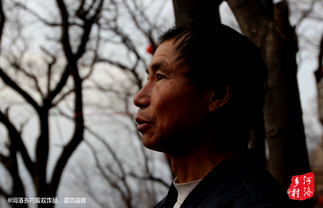 不過老崔對鄰居卻有著十分的不屑，平日里他們的生活，主要是自己種植的蔬菜和野菜，偶爾有山下香客的供奉。而鄰居卻經(jīng)常揀一些驢友丟棄的物品，飲料瓶，塑料紙，或者其它的物品。