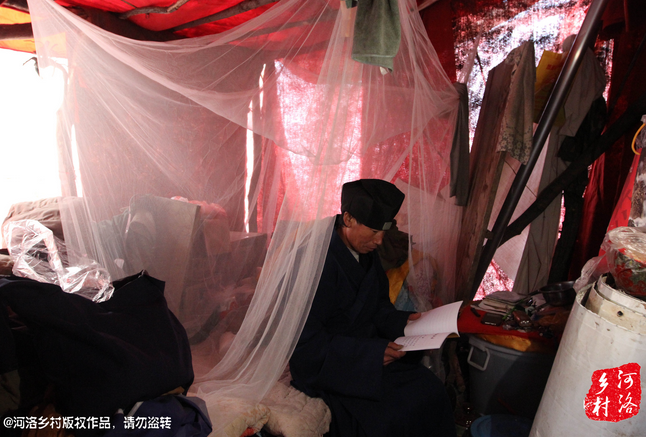 鄰居因為力氣大，弄壞了他幾根肋骨，他要求鄰居一萬塊錢賠償，經(jīng)有關部門協(xié)調(diào)，最終以八千塊錢了結(jié)。老崔理直氣壯的說：這不是對我的賠償，這是褻瀆女媧娘娘的懲罰。