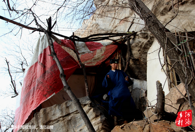 那個打斷老崔肋骨的道友搬走了，此刻半山腰只剩下老崔一個人，除了山下的香客，也只有偶爾登山的驢友路過。老崔一副面帶微笑的慈祥模樣，也贏得香客好感，有山下香客邀請他春節(jié)下山過年，老崔有些糾結(jié)，對于香客的邀請，是去還是不去呢？