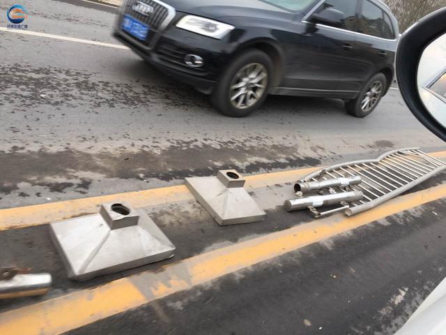 鄭州私家車撞毀十米護(hù)欄 司機(jī)抽著煙逆行下橋