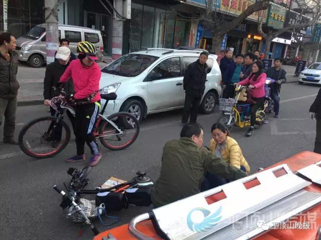 平頂山好心大姐 抱著不相識的車禍傷者大半個小時(shí)