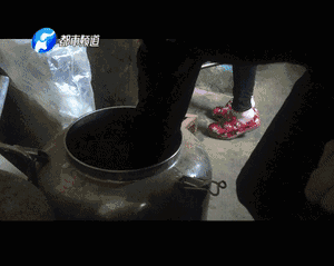 數(shù)以噸計(jì)的假名酒流向市場 記者臥底揭利益黑幕