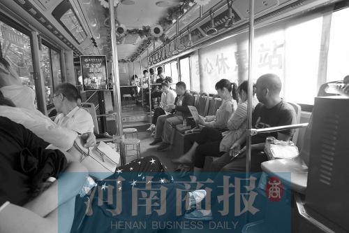 高考家長坐公交“討彩頭” 網(wǎng)友提醒:“別坐985路” 為啥?