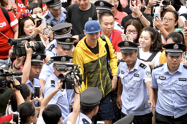 寧澤濤一人帶火一座城:粉絲包場(chǎng)酒店爆滿