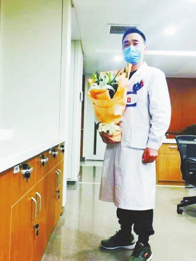 王運(yùn)明時(shí)常收到患者送來(lái)的花束，談起救人，他說(shuō)都是身為醫(yī)生應(yīng)該做的。