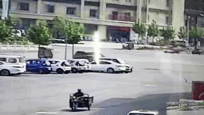 然而，這起看似簡(jiǎn)單的交通事故，接下來(lái)發(fā)生的事兒，卻讓人感到驚奇。