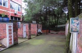 緊挨鐵山坪基地，有一條“迷你”街道，雖然簡(jiǎn)陋，但尚未拆去的店鋪名稱(chēng)顯出了曾經(jīng)的“繁華”。組圖/記者倪志剛