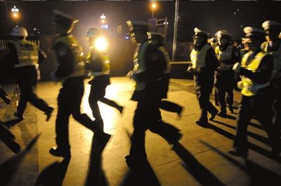 ▲涼山警方連夜出擊打拐。本報記者歐陽曉菲攝