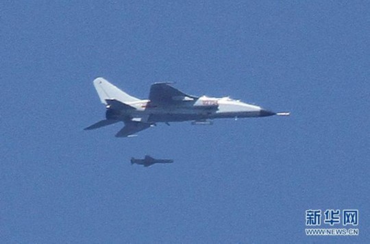 資料圖：中國(guó)飛豹戰(zhàn)機(jī)發(fā)射導(dǎo)彈，精確打擊海上目標(biāo)。