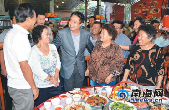 1月1日，省委書記、省人大常委會主任羅保銘在三亞調(diào)研。圖為在三亞春園海鮮大排檔，羅保銘來到用餐的游客中間，了解他們在三亞的旅游感受，并認(rèn)真聽取大家的意見和建議。本報記者 王凱 攝
