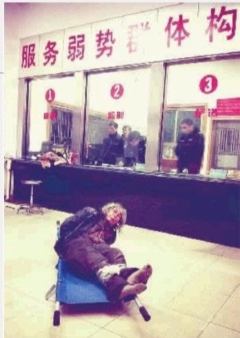 1月7日23點(diǎn)50分，長(zhǎng)沙市救助管理站大廳，一名老年流浪者躺在擔(dān)架上，無(wú)助地看著記者。