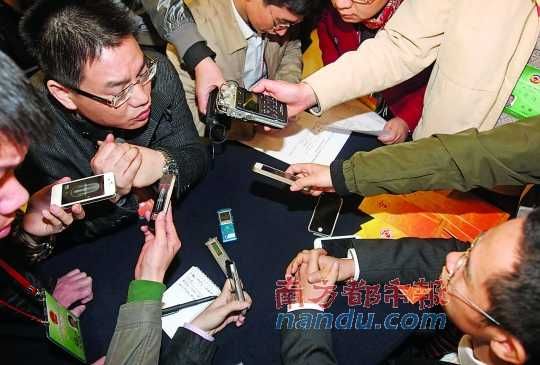 咨詢問政會上，記者的錄音設(shè)備遍布臺面。南都記者 馮宙鋒 攝