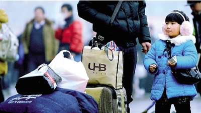 昨天上午，一名隨家長回老家的小女孩在等候進(jìn)站。