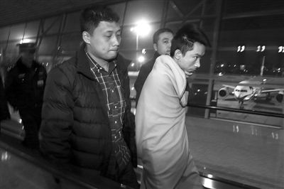 昨日，首都機場，跨國綁架勒索團伙首犯中國籍男子奚某被押解回國。新京報記者 尹亞飛 攝
