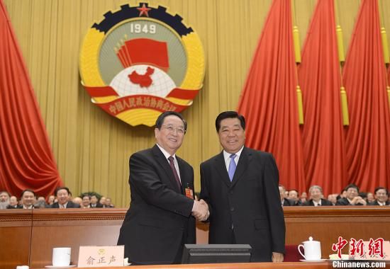 3月11日下午，全國政協(xié)十二屆一次會(huì)議在北京人民大會(huì)堂舉行第四次全體會(huì)議，俞正聲當(dāng)選政協(xié)第十二屆全國委員會(huì)主席。圖為政協(xié)第十一屆全國委員會(huì)主席賈慶林和俞正聲握手，表示祝賀。中新社發(fā) 廖攀 攝
