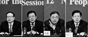 昨天，國(guó)務(wù)院深化醫(yī)藥衛(wèi)生體制改革領(lǐng)導(dǎo)小組辦公室負(fù)責(zé)人王保安、孫志剛、馬曉偉、胡曉義（從左至右）就“醫(yī)藥衛(wèi)生體制改革”有關(guān)問題回答記者提問。記者王鵬/攝