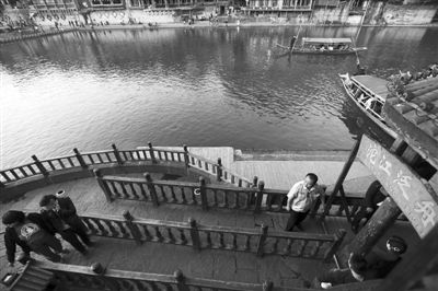 16日，湖南省長沙市，連日來，鳳凰景區(qū)游客稀少，商戶收入減少。