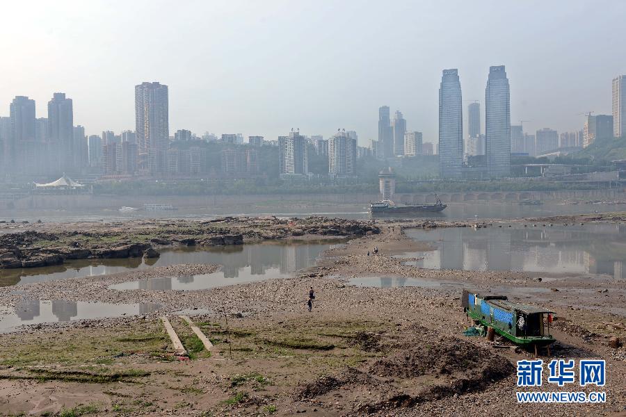 長(zhǎng)江重慶段水域大片江灘裸露(5月4日攝)。