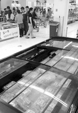 新街口某超市羊肉卷柜臺(tái)無人問津。