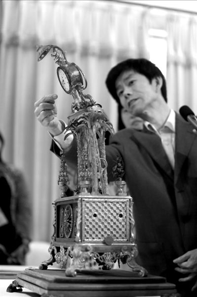 昨天，故宮文物修復(fù)專家向記者介紹“人打鐘”的損壞情況。圖/CFP