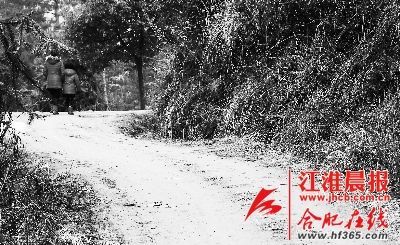 2月21日，媽媽帶著小雪離開了村子。 晨報(bào)記者 高博 攝