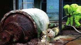 5月19日，中鹽湖南株洲化工集團(tuán)有限公司廠區(qū)，消防戰(zhàn)士穿著重型防化服對(duì)泄漏點(diǎn)及周圍進(jìn)行處置。圖/讀者高先生