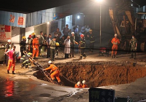 　圖為救援人員正在搜救。