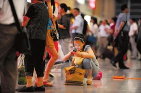 5月26日，武廣高鐵長沙南站，因?yàn)楦哞F設(shè)備故障，滯留了大量旅客。圖/記者李坤