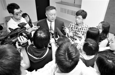 6月5日，商務(wù)部新聞辦公室召開“中歐光伏產(chǎn)品貿(mào)易摩擦”專題發(fā)布會。發(fā)布會結(jié)束后，中國機電產(chǎn)品進出口商會會長張鈺晶接受記者采訪。新京報記者