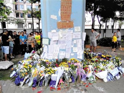 　昨日，廈門市民在BRT的橋墩下放上鮮花悼念逝者。新京報記者 郭鐵流 攝