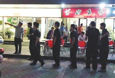 6月13日晚10點(diǎn)，朝陽(yáng)區(qū)國(guó)美第一城附近，一名城管隊(duì)員帶領(lǐng)一隊(duì)協(xié)管例行巡查街邊大排檔。新京報(bào)記者 尹亞飛 攝