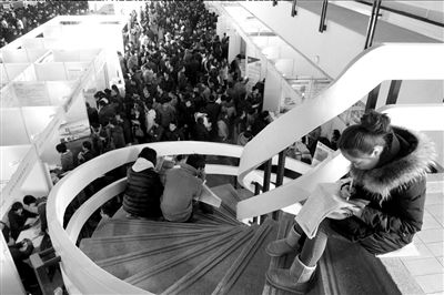 2月23日，北京春節(jié)后首場大型招聘會(huì)在老國展舉行。（資料圖片）京華時(shí)報(bào)記者張斌攝