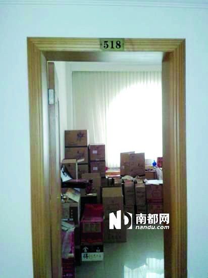 　江蘇靖江市工商局餐廳倉庫里被爆堆滿了高檔酒。