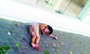 大熱天，小女孩赤身躺在馬路上