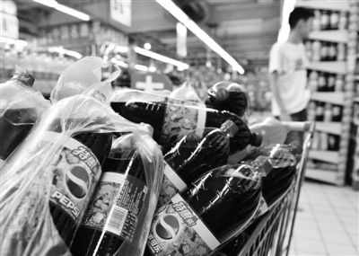 昨日，浙江省杭州市，在一家超市里拍攝到的百事可樂。近日，百事可樂再次遭遇“致癌風波”。圖/CFP