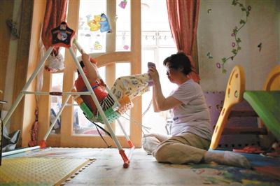 6月14日，未婚媽媽于軍的家里，她正在陪女兒悅悅玩耍。悅悅4歲了，因?yàn)闆]有爸爸的信息而始終上不了戶口。