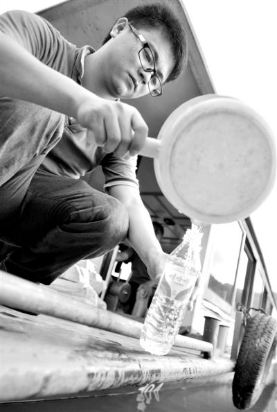 昨日，合面獅段水域，工作人員在取水檢測(cè)。據(jù)新華社