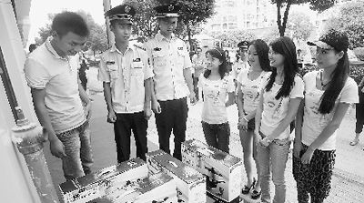 “美女執(zhí)法”。